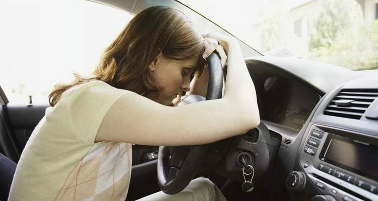 剛啟動車子有汽油味是怎么回事