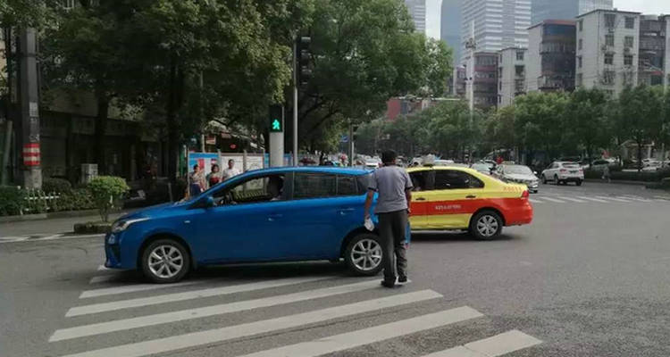 紅燈時停在斑馬線上算闖紅燈嗎