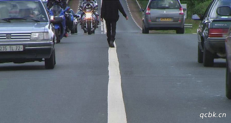 高速上壓白色實線變道會扣分嗎