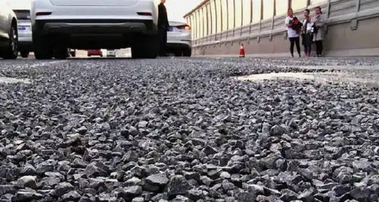 汽車(chē)走爛路咯吱咯吱響是什么原因