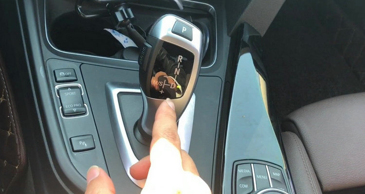 怎樣開自動擋車起步