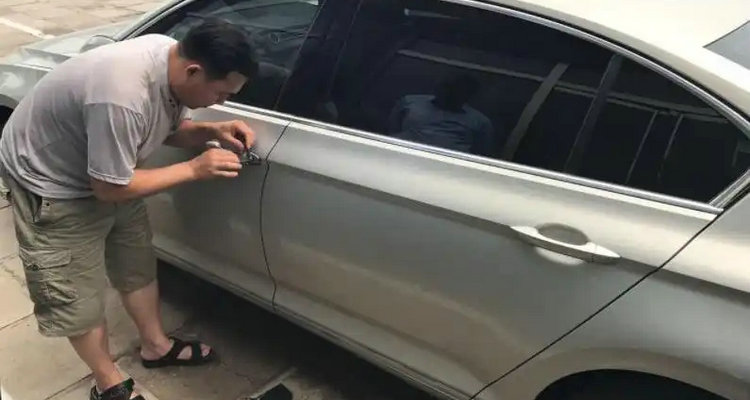汽車鑰匙鎖車里面怎么辦