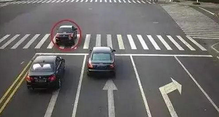 沒看到紅燈走了一半停下來扣分嗎