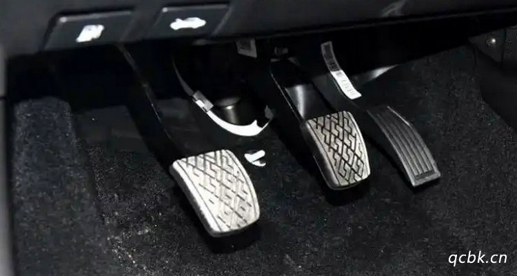 手動擋先松離合還是先加油門