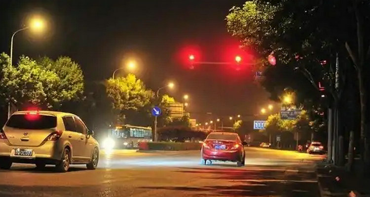 開(kāi)車(chē)闖紅燈扣幾分罰多少