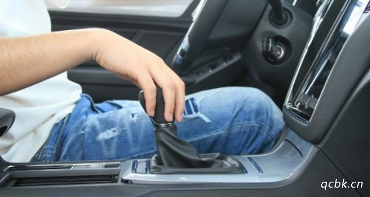 手動擋怎么踩剎車不熄火