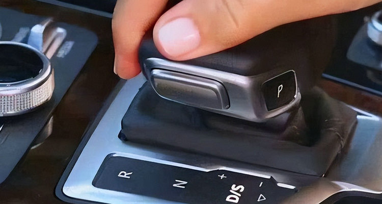 自動擋N檔需要踩剎車嗎