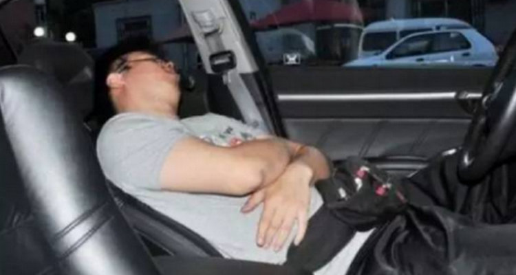 車?yán)镩_空調(diào)睡一小時(shí)費(fèi)多少油