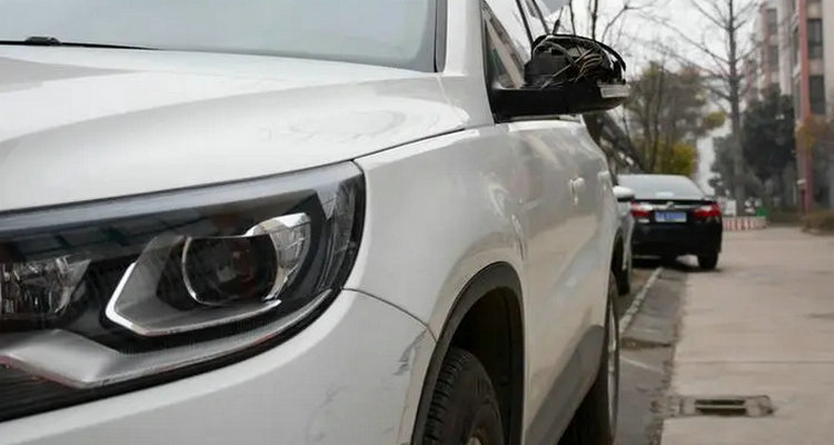 車(chē)子停在路邊被刮到了應(yīng)該怎么處理