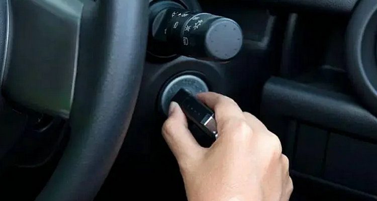 車鑰匙插里面拔不出來(lái)了怎么辦