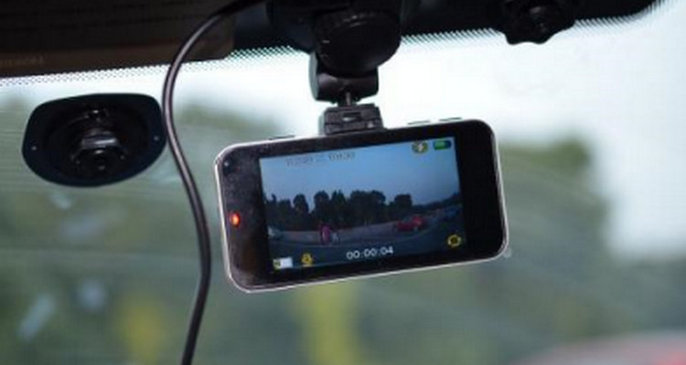 行車記錄儀走暗線好還是接點(diǎn)煙器好