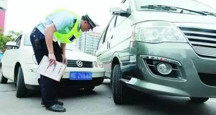 輕微剮蹭沒感覺走了算逃逸嗎