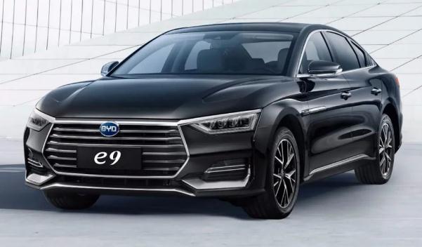 比亞迪e9純電專(zhuān)車(chē)上市，NEDC續(xù)航里程為506公里（售價(jià)22.98萬(wàn)）