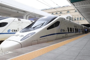 動(dòng)車和高鐵有什么區(qū)別，有四個(gè)明顯的區(qū)別（車次/速度/鐵軌/行駛要求）