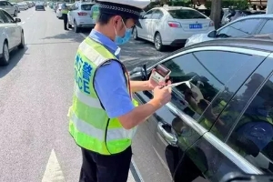 違?？鄱嗌俜至P款多少，具體看處于什么地方（市區(qū)違停只罰款200元不扣分）標(biāo)志圖片