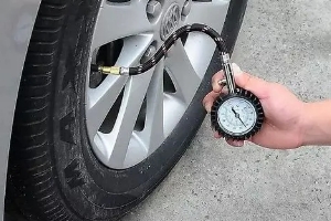 夏天胎壓多少正常合適，2.3bar最合適（低于標(biāo)準(zhǔn)胎壓0.1-0.2bar）