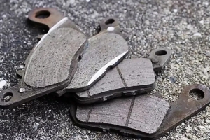 4個(gè)剎車片一般多少錢，根據(jù)車型和剎車片材料定價(jià)（一般一到三百之間）