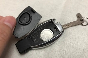 奔馳鑰匙電池怎么換，大部分鑰匙的電池型號(hào)是cr02253v（內(nèi)附更換步驟）