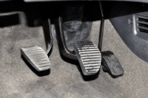 換擋時(shí)需要踩離合器嗎 需要踩下離合器踏板（避免車(chē)輛出現(xiàn)熄火）