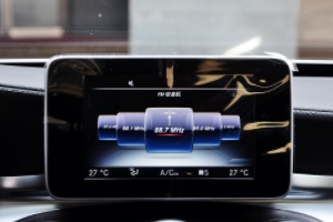 奔馳c中控屏幕不亮了 可以重新啟動系統(tǒng)、檢查鏈接線路、換保險絲