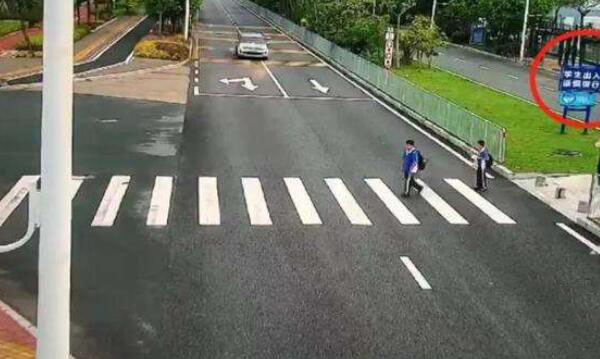 左側(cè)丁字路口標(biāo)志