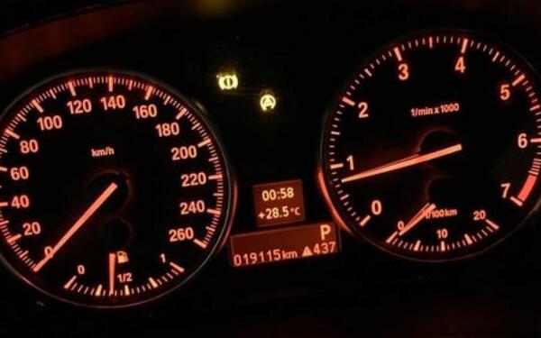 汽車(chē)的報(bào)警裝置 發(fā)動(dòng)機(jī)故障燈亮代表什么