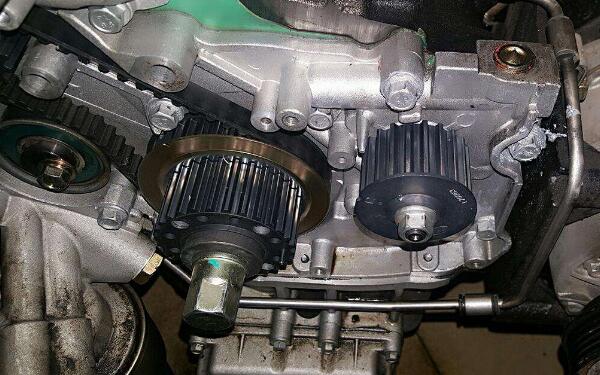 發(fā)動機(jī)的常見故障 發(fā)動機(jī)漏油的原因有哪些	