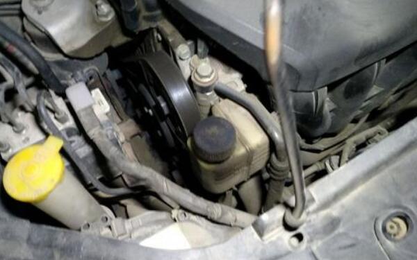 轉向助力油管漏油還能開嗎 轉向助力油管爆開的原因有哪些