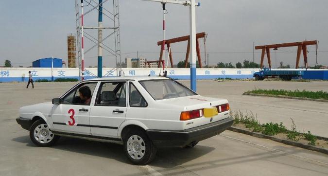 學駕照下載哪個軟件看題，駕考寶典受歡迎