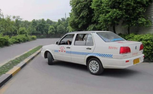 c1學費全國統(tǒng)一價格表，服務費用存在差異