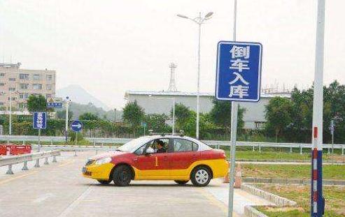 科目二倒車入庫怎么看點(diǎn)打方向，寧可早打不能晚打