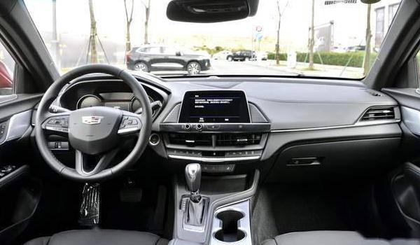 凱迪拉克CT4豪華型，顏值高油耗低（顏值控的選擇）