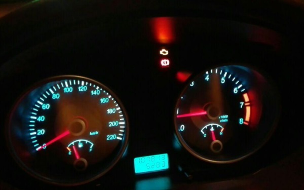 發(fā)動機故障標志亮燈怎么辦 發(fā)動機故障燈亮什么原因