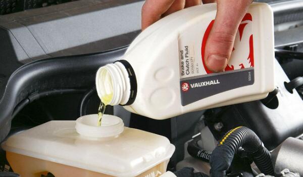 制動(dòng)距離增加甚至失靈 剎車油多長(zhǎng)時(shí)間更換一次