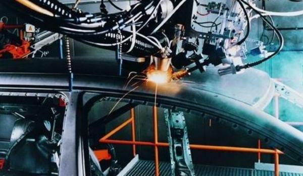 激光焊接車身，焊縫寬度控制在2mm以下（精準(zhǔn)可控）