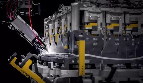 激光焊接車身，焊縫寬度控制在2mm以下（精準(zhǔn)可控）