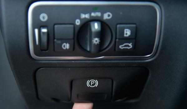 電子差速鎖，車速低于40公里/小時啟動（提高行車安全）