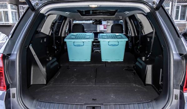 后排座椅放倒，加大空間容積大（自駕游還能舒服的睡覺）