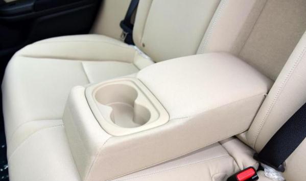 后排杯架，不僅僅是放杯子還能加熱制冷（智能實(shí)用很貼心）