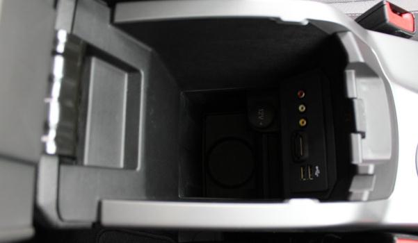 前排中央扶手，儲物又舒適（兩全其美）