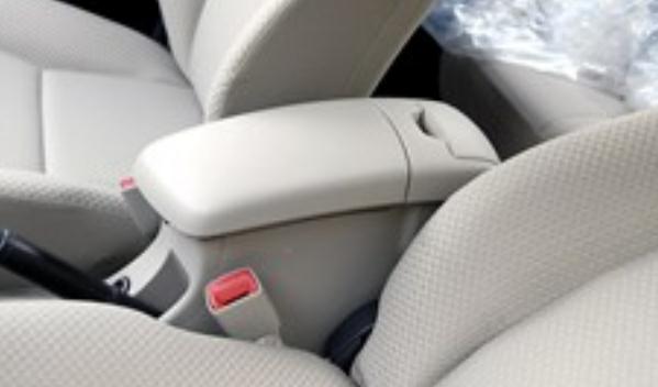 前排中央扶手，儲物又舒適（兩全其美）