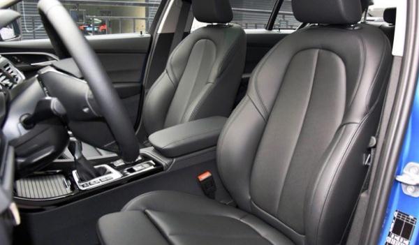 運(yùn)動(dòng)風(fēng)格座椅，運(yùn)動(dòng)風(fēng)的時(shí)尚感（年輕人偏愛(ài)運(yùn)動(dòng)風(fēng)）