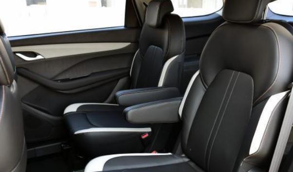 副駕駛座椅后排調(diào)節(jié)，充分利用空間更舒適（功能配置的提升）