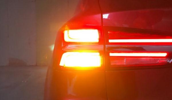 什么是高位剎車燈，分為鹵素和LED燈（常見的是鹵素燈）