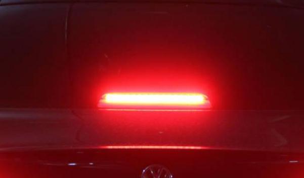 什么是高位剎車燈，分為鹵素和LED燈（常見的是鹵素燈）