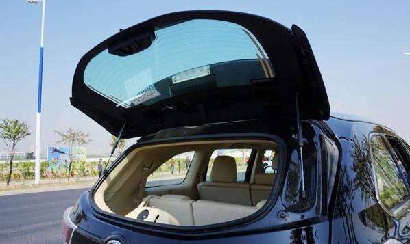 什么是尾門玻璃獨(dú)立開啟，實(shí)用個(gè)性（轎車沒有的配置）