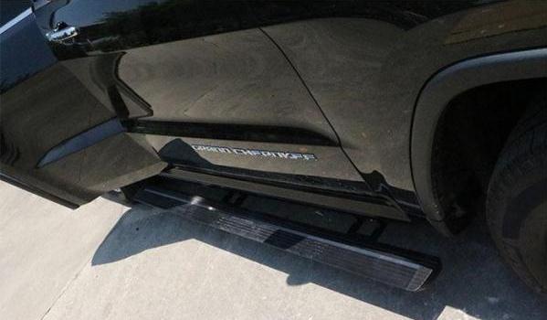 什么是車側(cè)腳踏板，方便乘車上下（電動踏板是高端車型的配置）