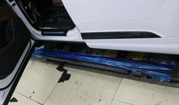 什么是車側(cè)腳踏板，方便乘車上下（電動踏板是高端車型的配置）