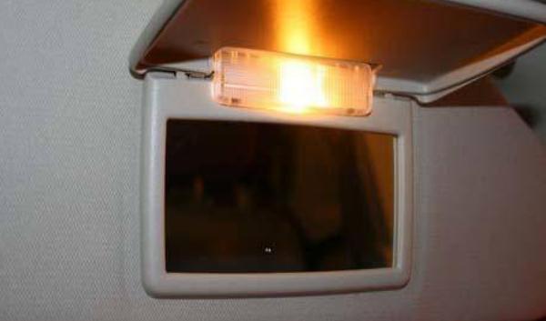 什么是車內(nèi)化妝鏡，車內(nèi)化妝鏡不等于后視鏡（后視鏡可以當做化妝鏡）