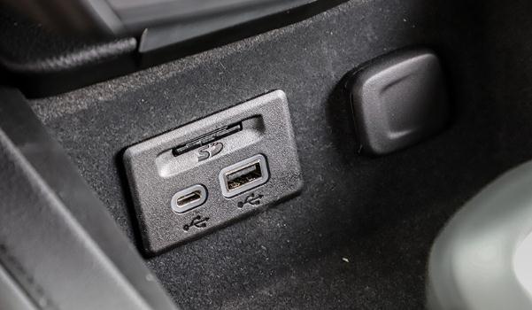 USB/Type-C接口數(shù)量，充電娛樂都滿足（USB接口很方便）